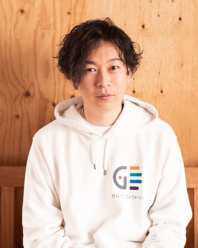 ガレージファクトリーのロゴ入りパーカーを着た代表 佐保祐大