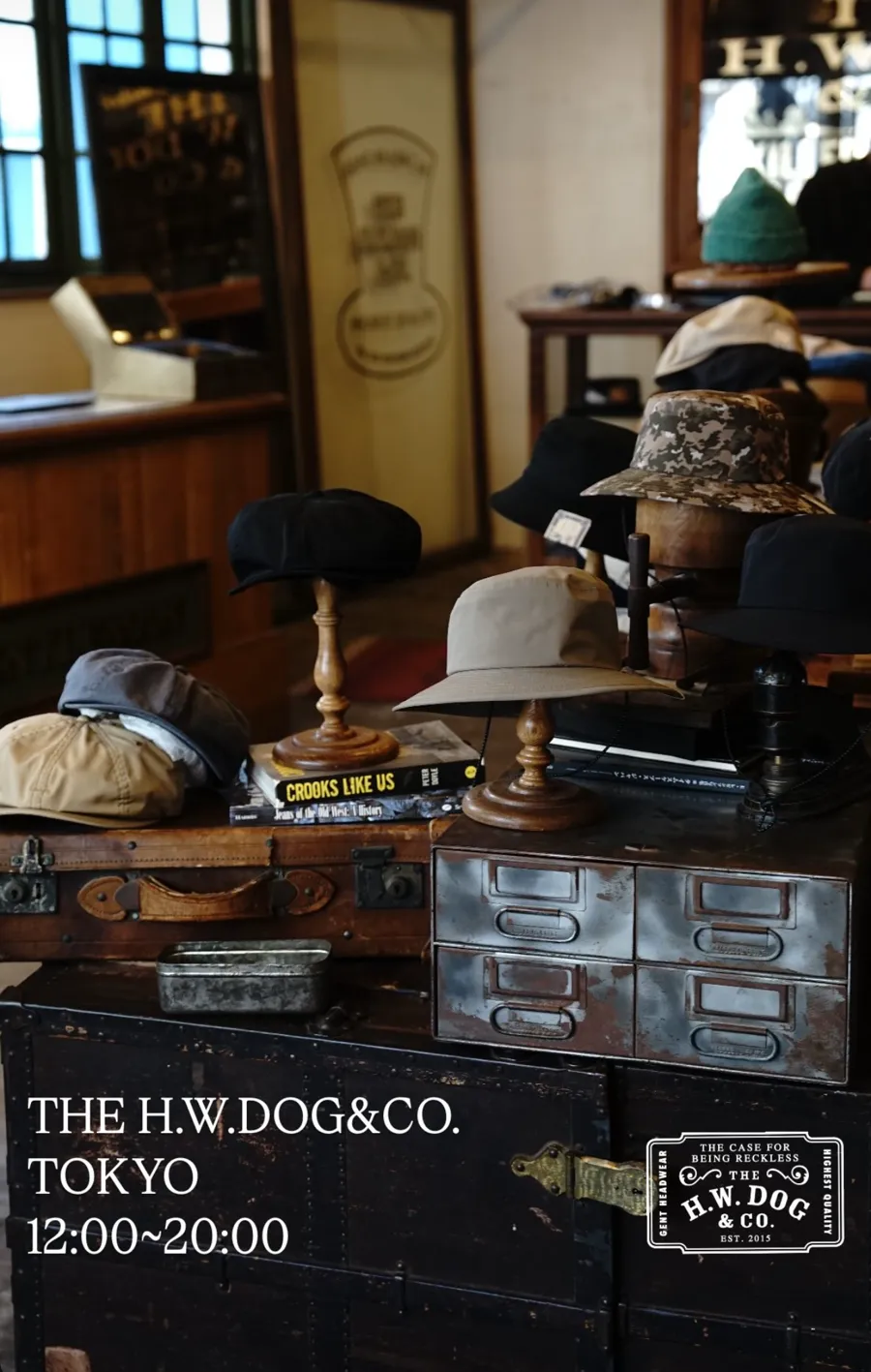 THE H.W.DOG&CO. TOKYOの店内。木製のスタンドに帽子が並んでいる