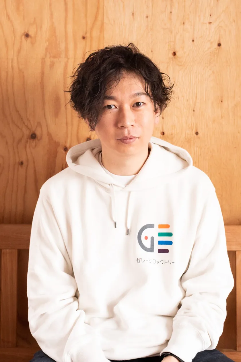 ガレージファクトリーのロゴ入りパーカーを着た代表 佐保祐大